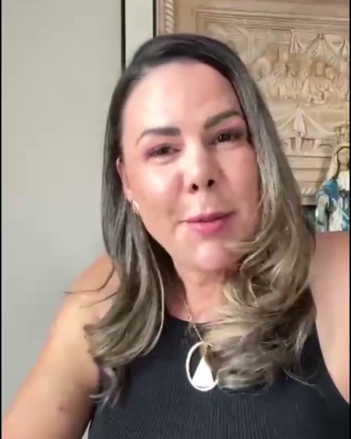 Mãe de atleta de base gravando seu depoimento